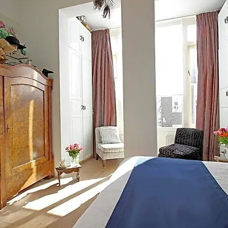 Bed & Breakfast Vondelpark 4*