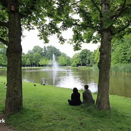 לינה וארוחת בוקר Vondelpark 4*